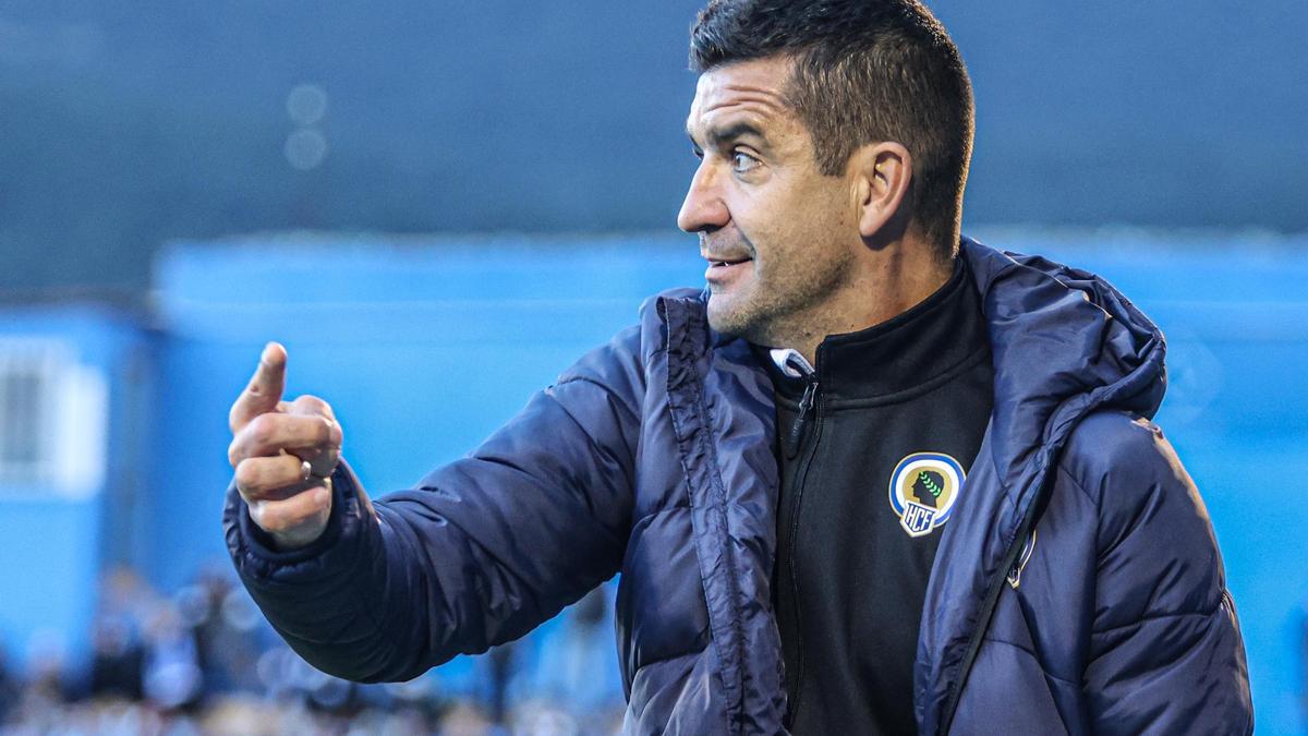 Rubén Torrecilla hace indicaciones a los jugadores del Hércules durante el derbi contra el Alcoyano en El Collao.