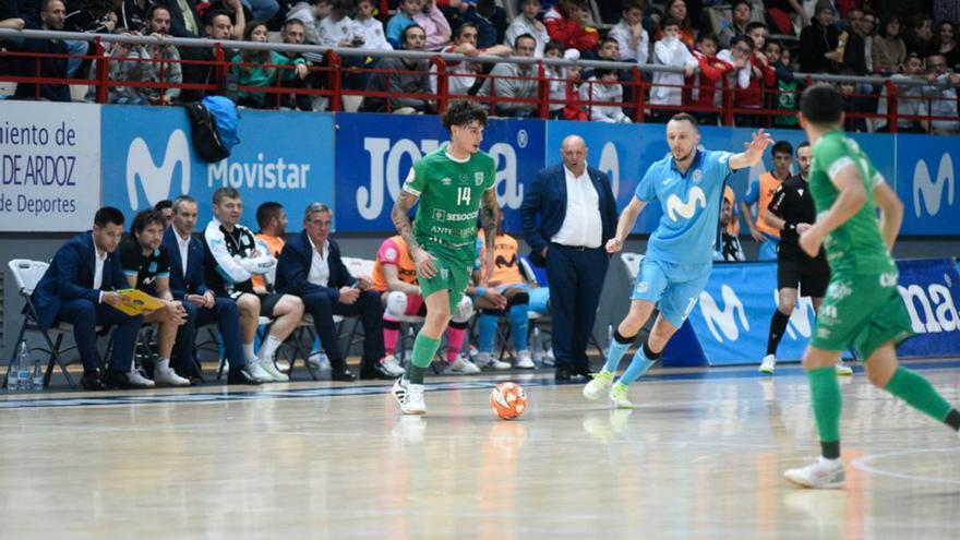 Los jugadores antequeranos tratan de superar al rival.