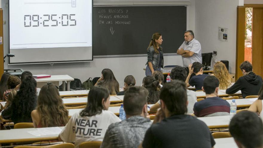 Cientos de alumnos se examinaron en las aulas de la Universidad de Alicante