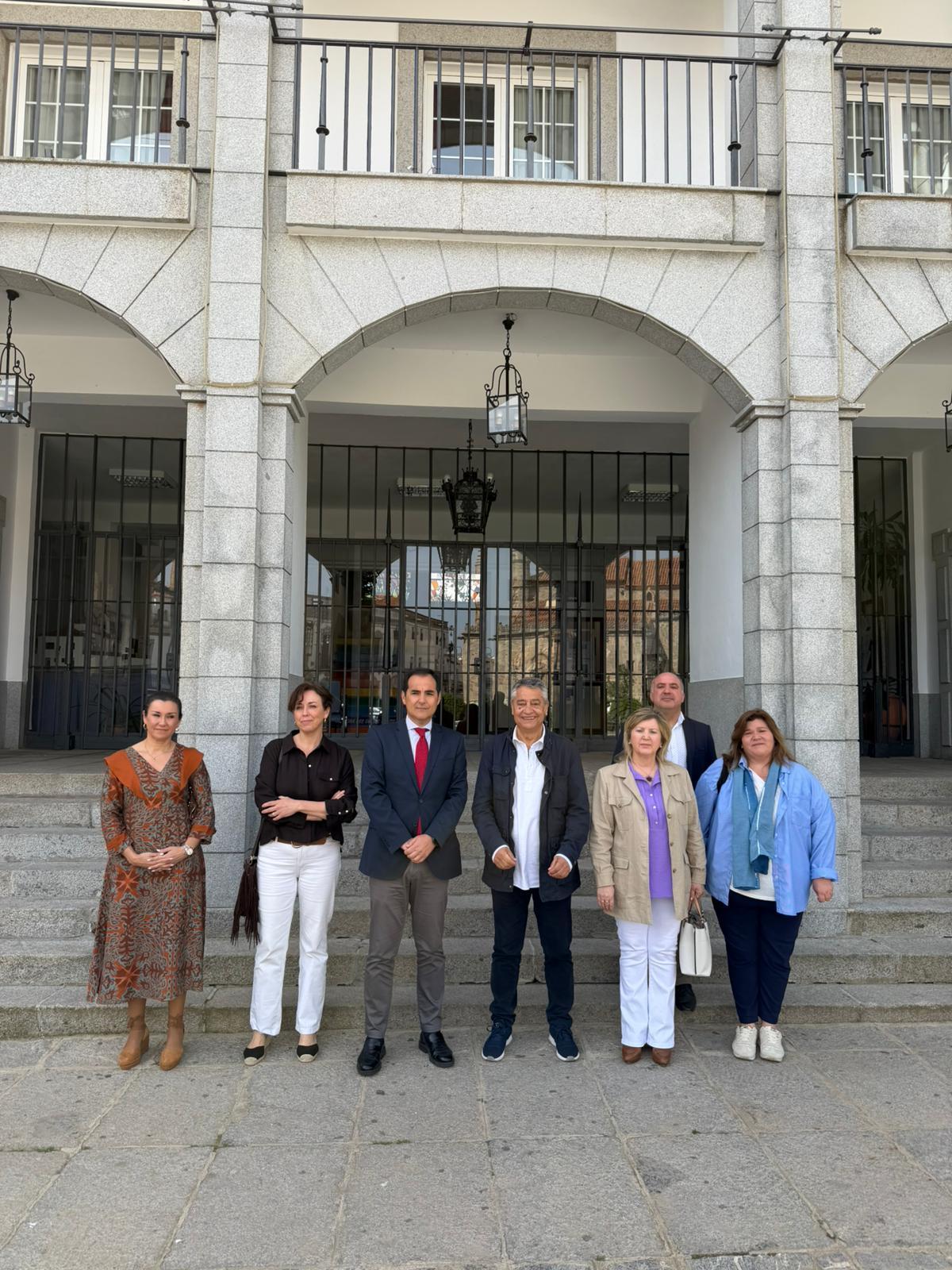 El consejero de Justicia, Administración Local y Función Pública, José Antonio Nieto, ha abordado hoy el reto demográfico de las comarcas cordobesas de Los Pedroches y Guadiato con los alcaldes de Hinojosa del Duque, Matías González, y Peñarroya-Pueblonuevo, María Victoria Paterna.