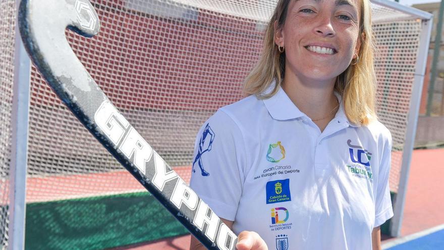 Romina Zanni sostiene un stick de hockey junto a una de las porterías de la Ciudad Deportiva de Siete Palmas. | | JUAN CARLOS CASTRO