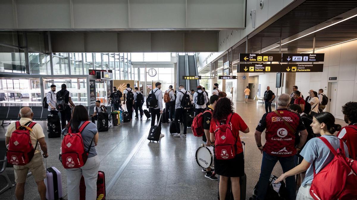 Los jugadores del Casademont, en el aeropuerto junto a los aficionados