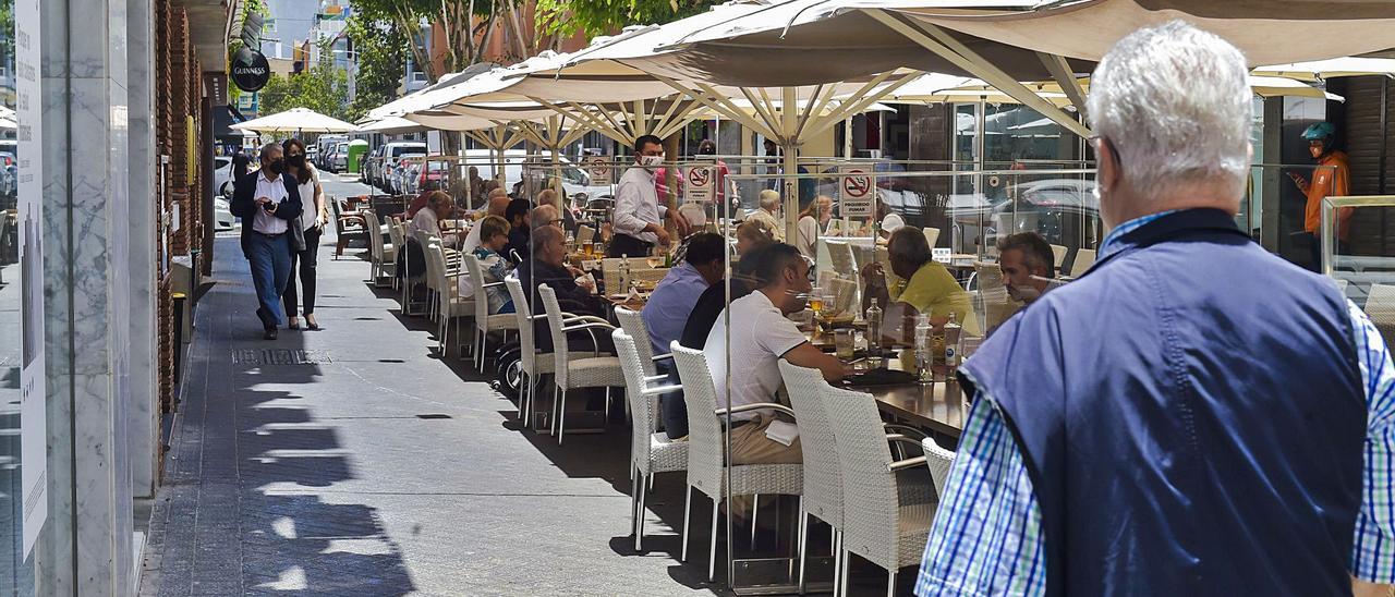 Usuarios en terrazas en el sector de la restauración en la capital grancanaria. | |ANDRÉS CRUZ