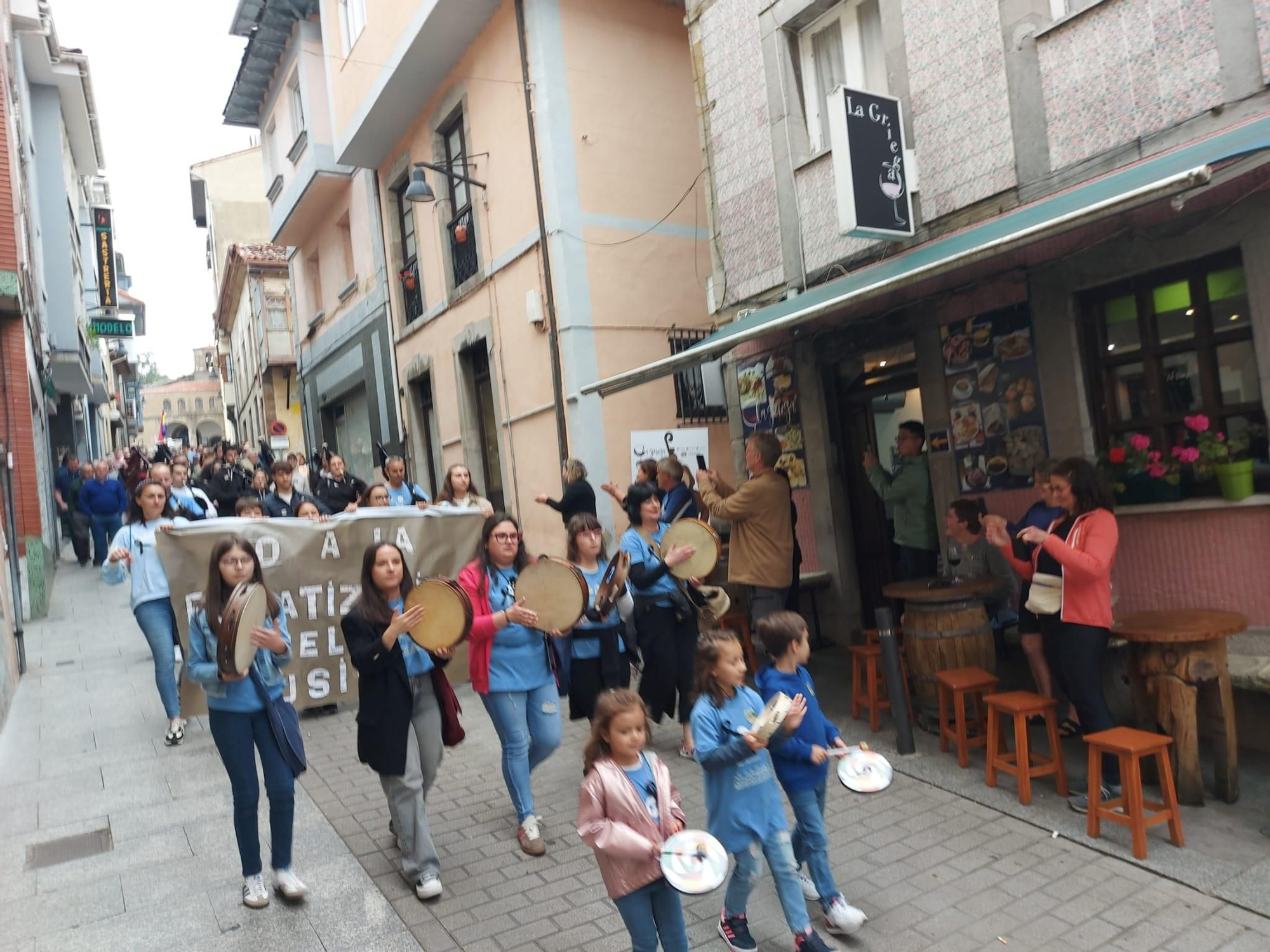 En imágenes: Así fue la manifestación contra el cierre de la Escuela de Música de Tineo