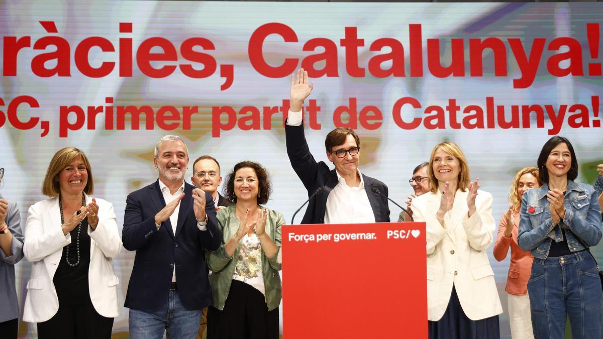 El candidato del PSC, Salvador Illa, celebra junto a su equipo la victoria en las elecciones catalanas.