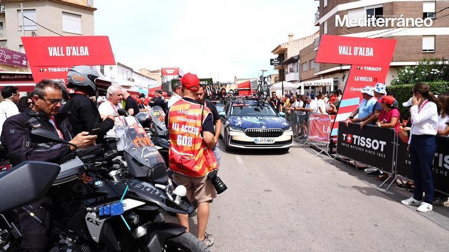 La salida de la etapa de la Vuelta a España, desde Vall d’Alba