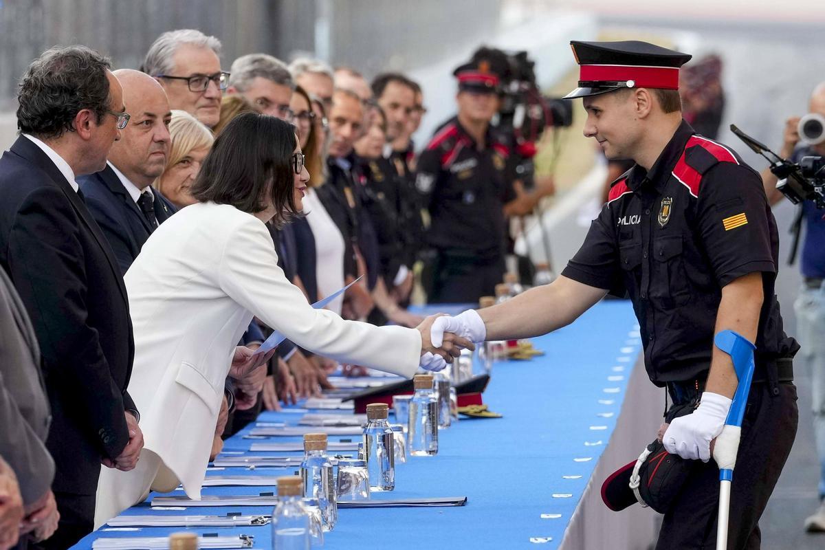 Les imatges del lliurament de diplomes als futurs mossos d'esquadra i policies locals a Montmeló