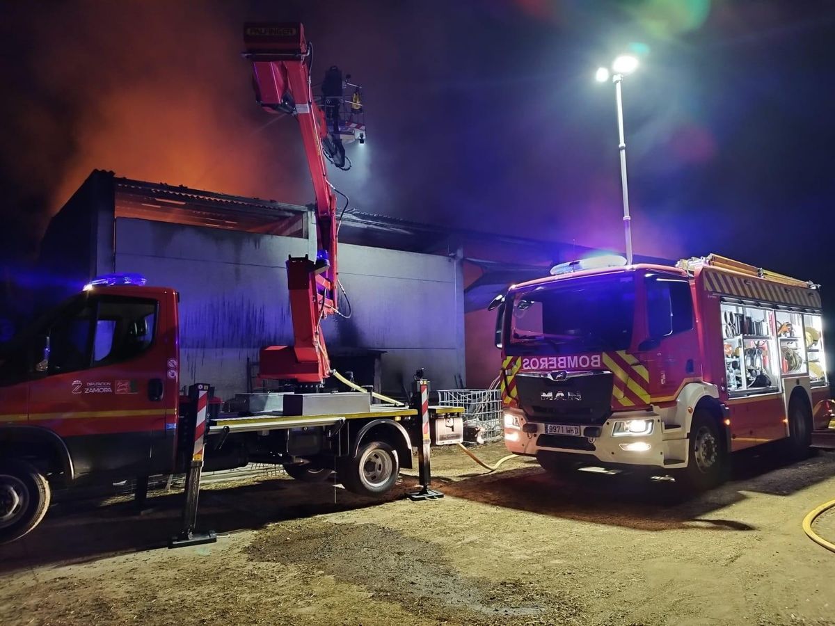 Incendio en una nave agrícola de Monfarracinos.
