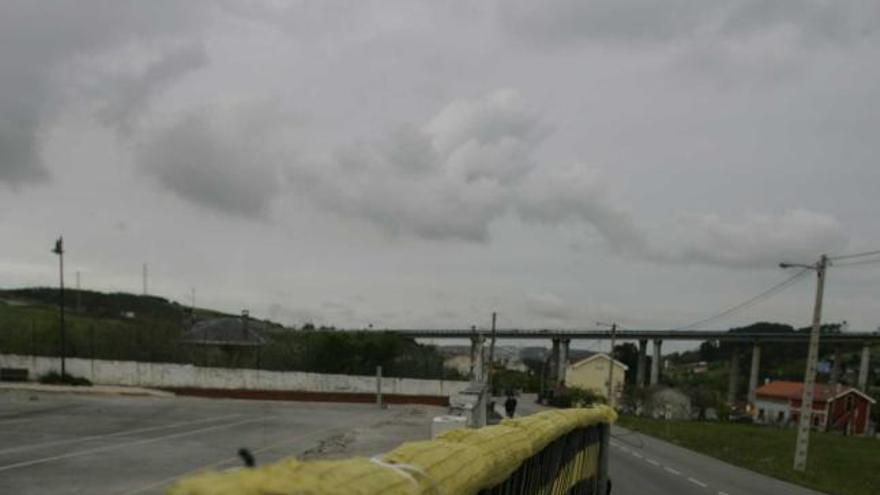 Las obras de la pista polideportiva de Molleda, paralizadas.