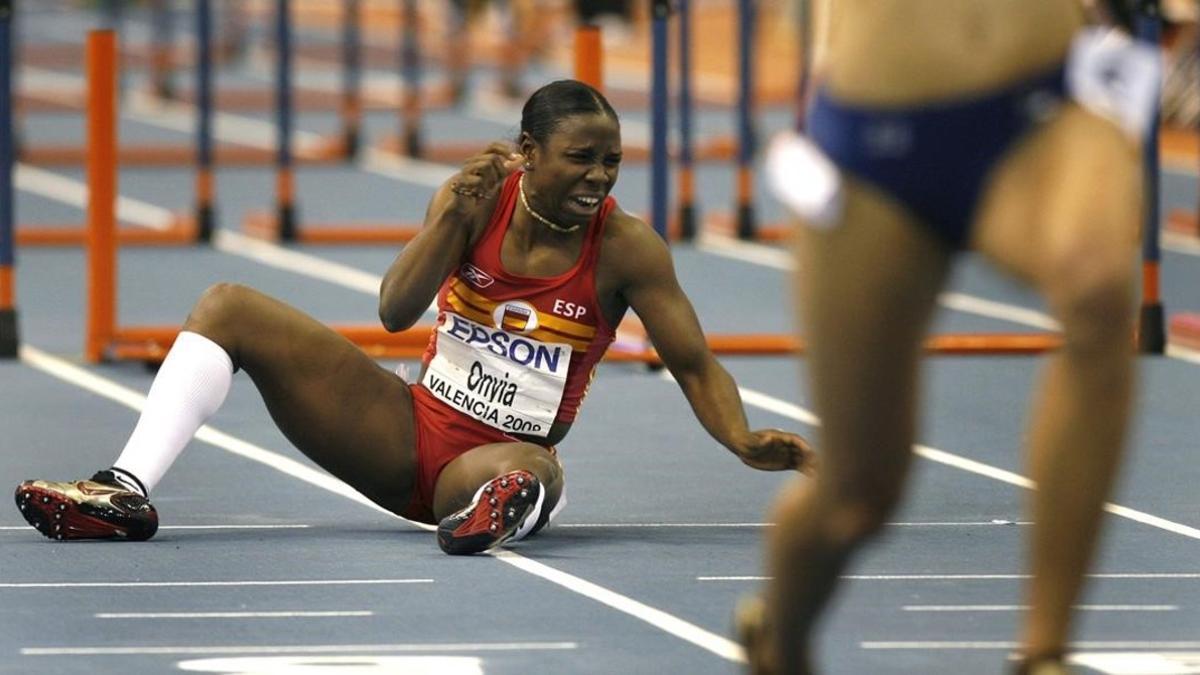 Josephine Onyia, después de tropezar en una valla, en Valencia, en el 2008