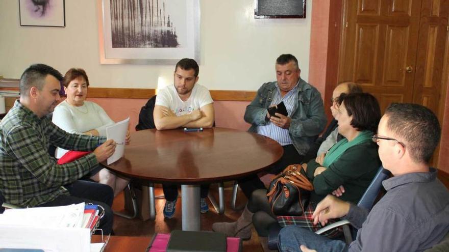 El edil de Cultura, a la izquierda, junto a los participantes en el encuentro.