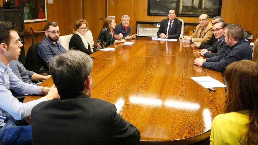 Un momento de la reunión con los responsables y participantes del proyecto &quot;Cocinando Calidad&quot;.