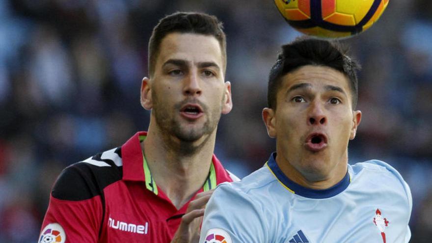 Roncaglia, del Celta, y Méndez del Alavés, luchan por un balón.