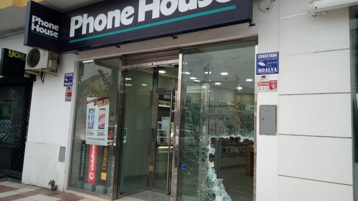 Varios encapuchados asaltan una tienda de telefonía móvil