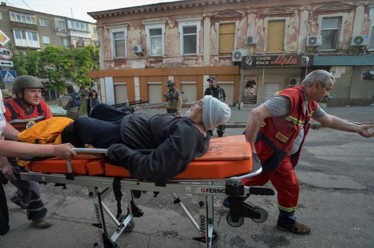 Los voluntarios entregan alimentos a los residentes locales en un área inundada, en medio del ataque de Rusia a Ucrania, en Kherson