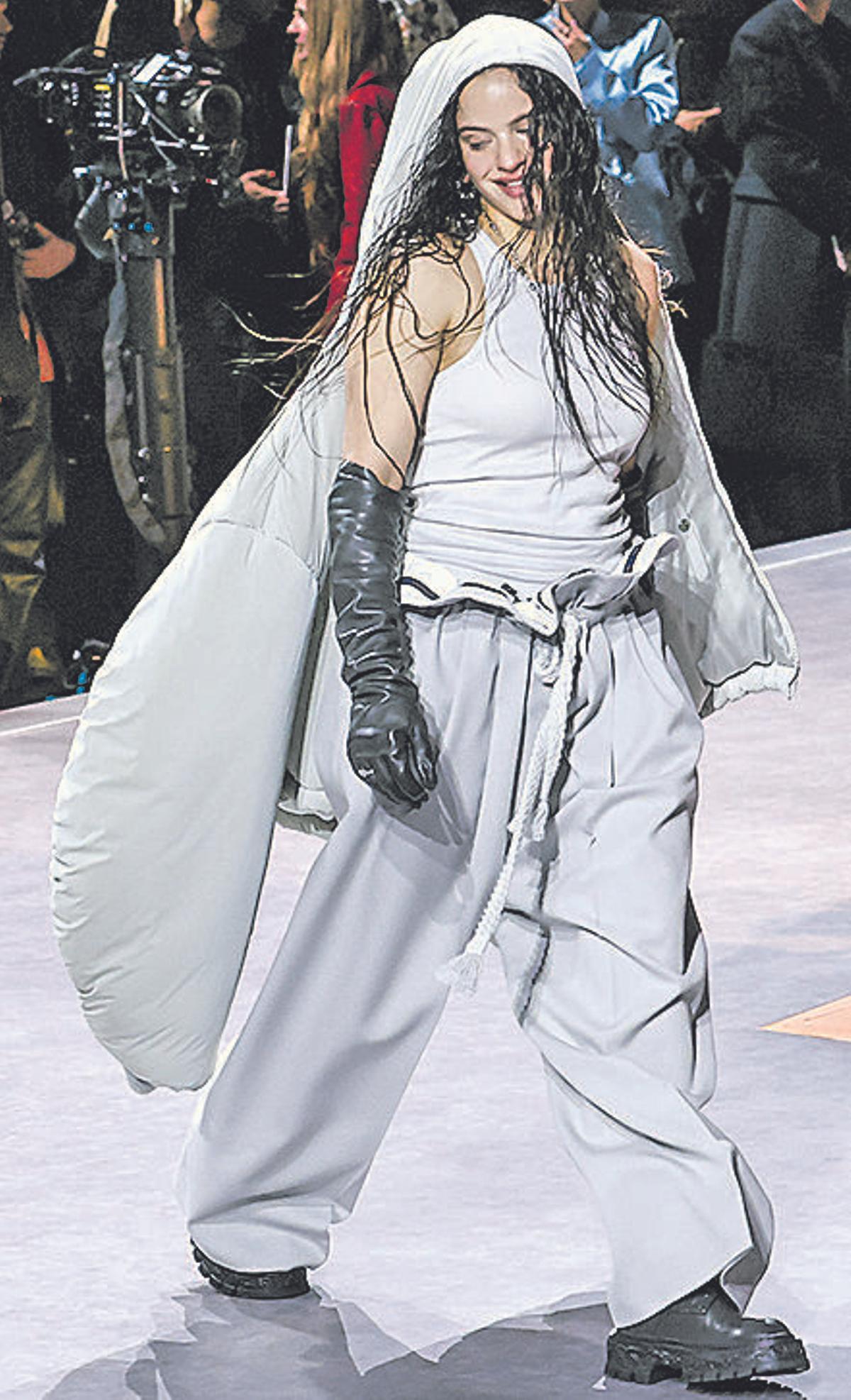 Rosalía'nın önünde secdeye kapanan bir dünya