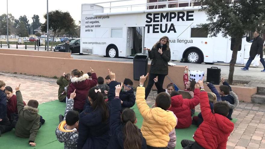 La conselleria también ha promovido el valenciano entre escolares con el «Bus de la llengua».