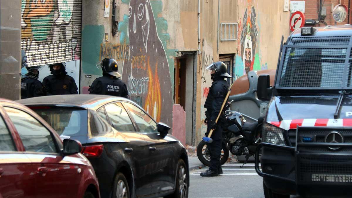 Desalojo de la casa okupa Ka la Kastanya en el barrio de Gràcia, en Barcelona.