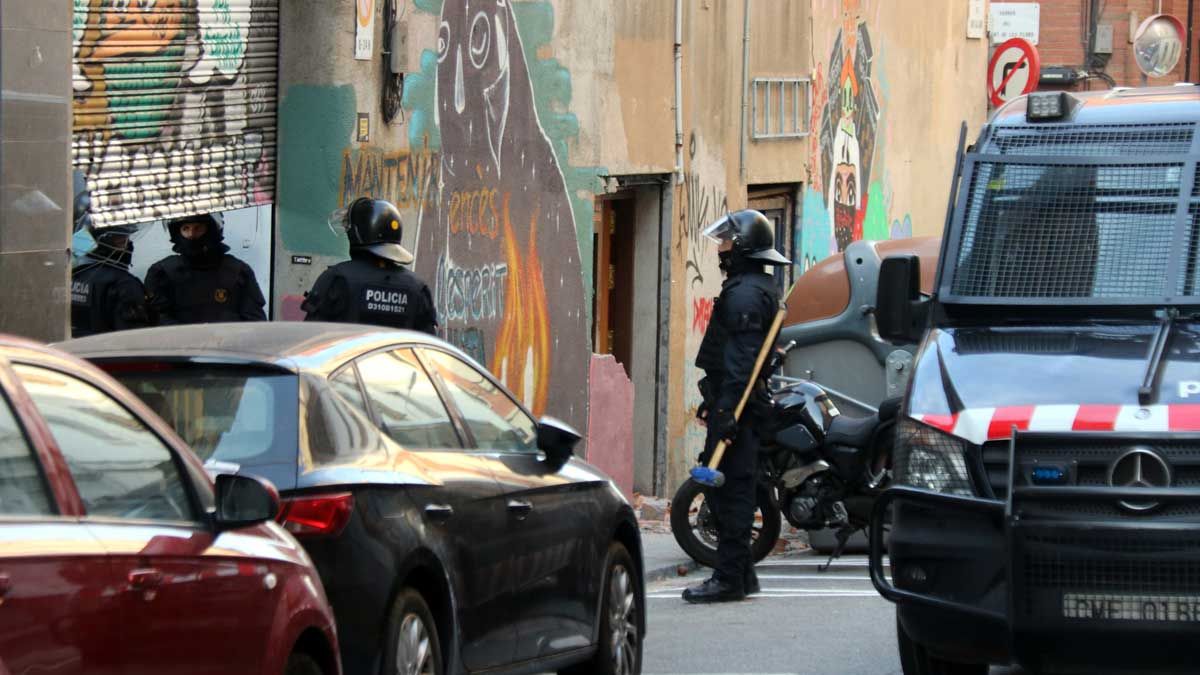 Desalojo de la casa okupa Ka la Kastanya en el barrio de Gràcia, en Barcelona