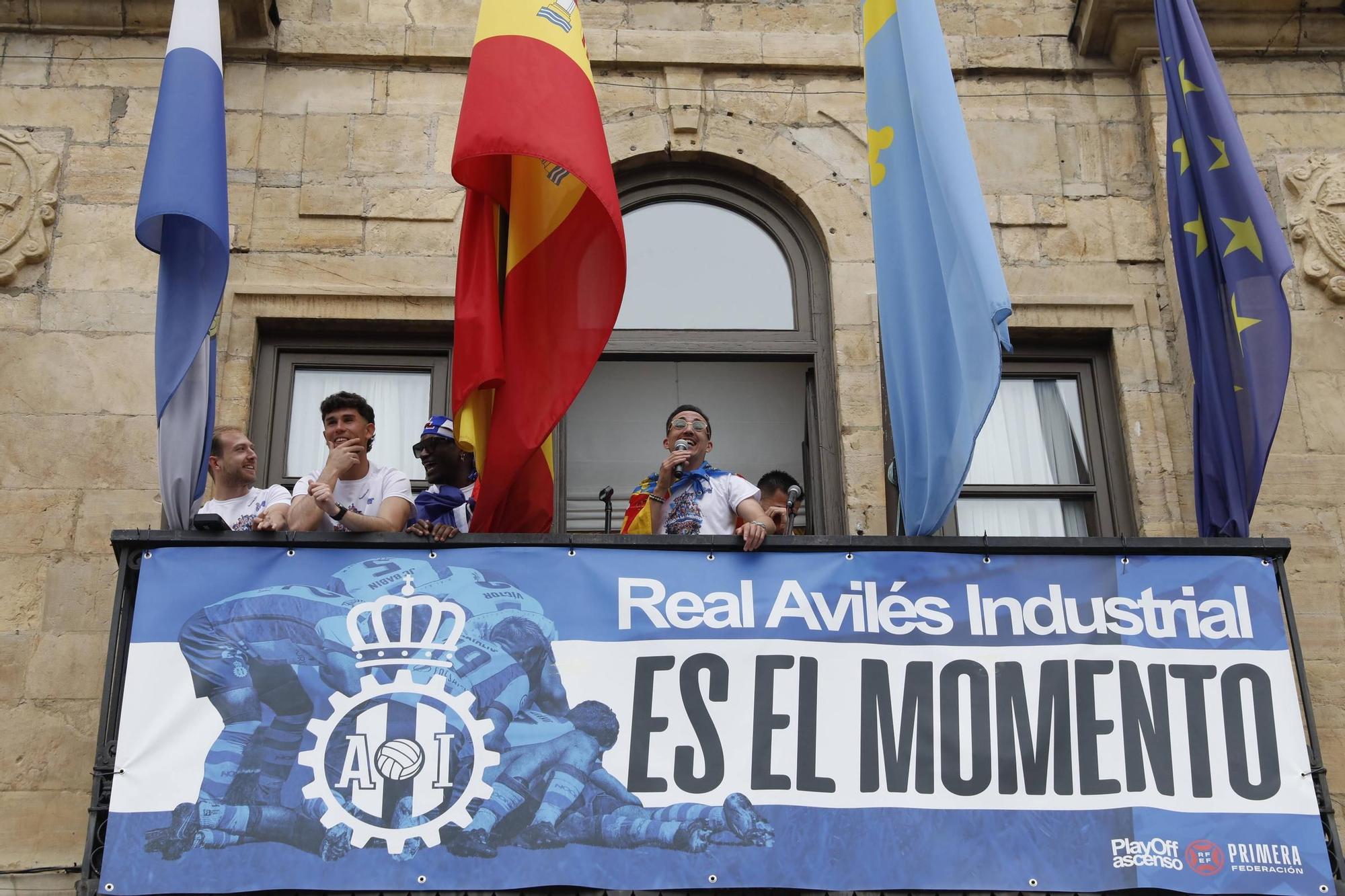EN IMÁGENES: Así fue el recibimiento de los jugadores del Real Avilés en el Ayuntamiento
