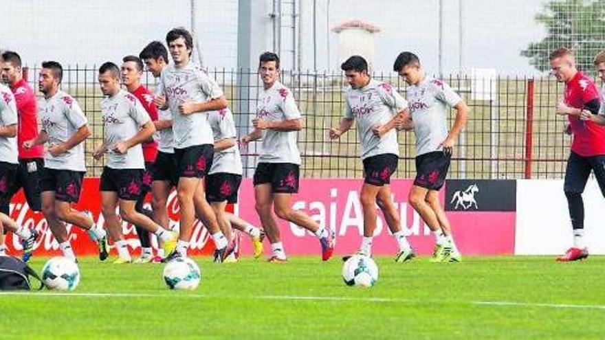 La plantilla realiza carrera continua en el entrenamiento de ayer en la escuela de fútbol rojiblanca.