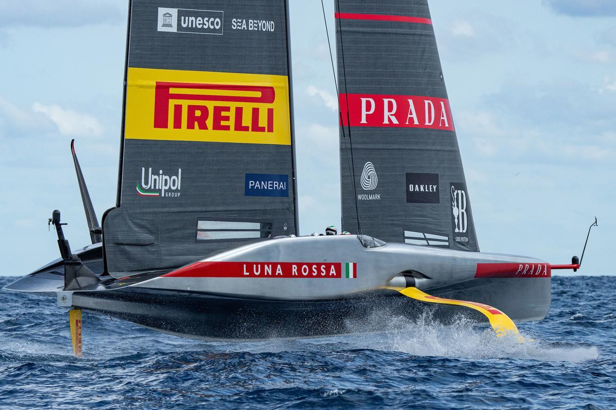 La bala plateada de Luna Rossa Prada Pirelli regatea este miércoles antes de sufrir el percance en el sistema de la vela mayor.