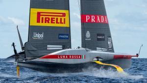 La bala plateada de Luna Rossa Prada Pirelli regatea este miércoles antes de sufrir el percance en el sistema de la vela mayor.