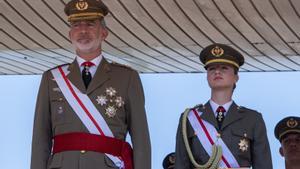 El rey Felipe VI y la princesa Leonor, durante el acto de entrega de los despachos a los nuevos sargentos en la Academia General Básica de Talarn (Lleida), el 5 de julio de 2024