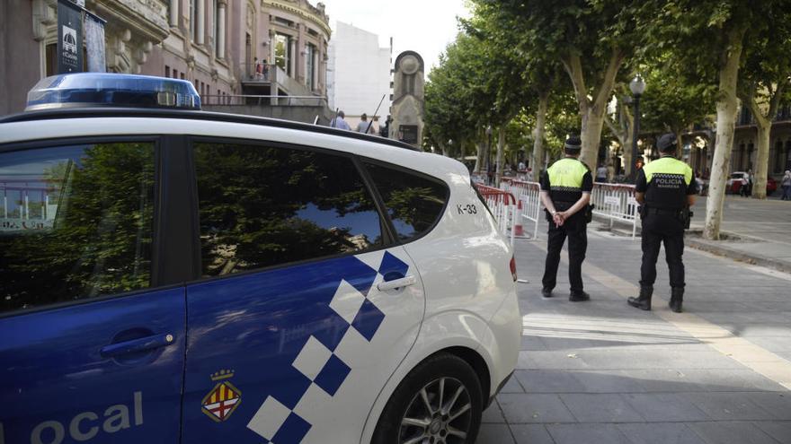 Un cotxe de Policia Local davant del Casino de Manresa
