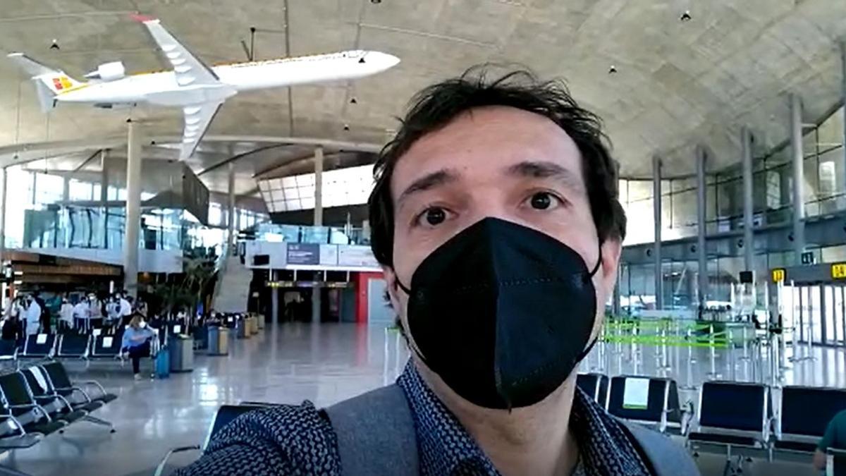 Bartomeu Roig, periodista de 'Mediterráneo', en el aeropuerto de Manises.