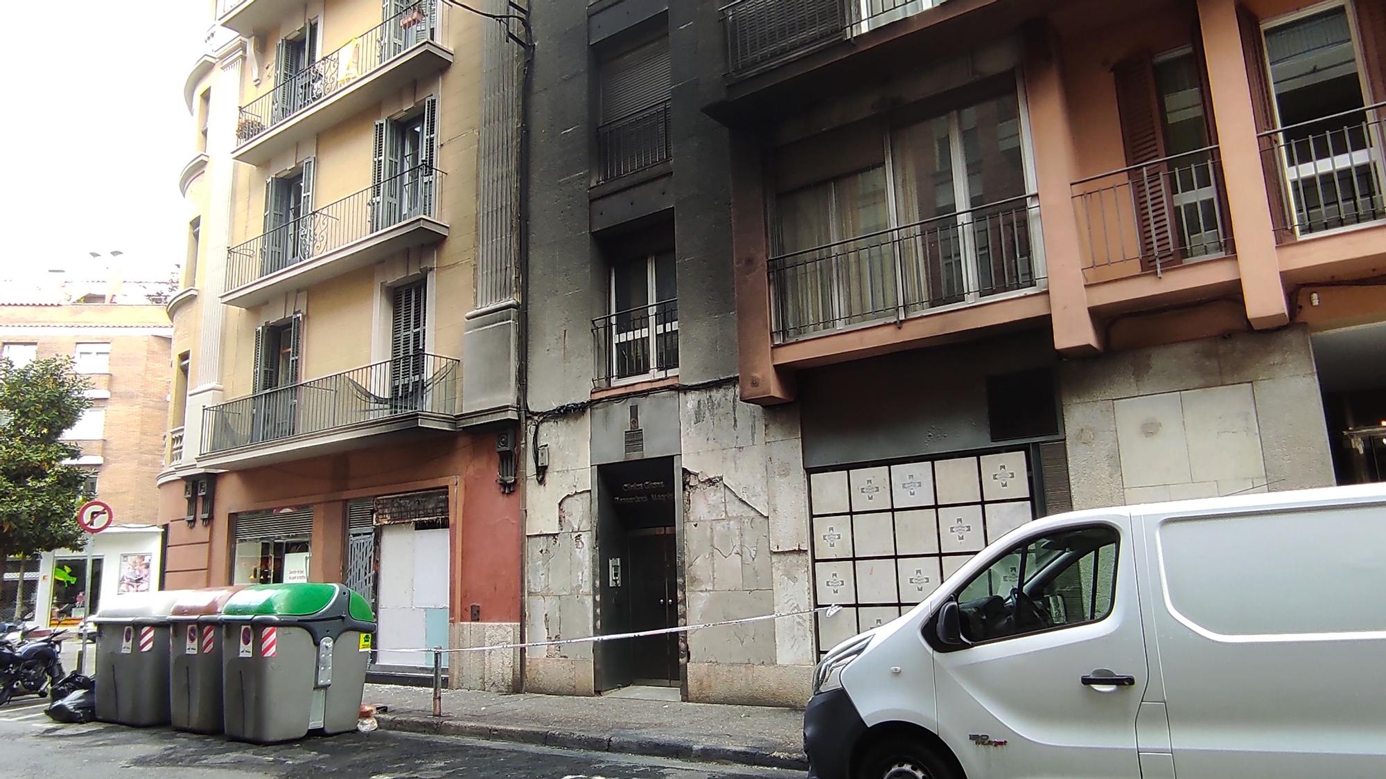 Cremen una vintena de contenidors a Girona i causen danys en façanes i vehicles