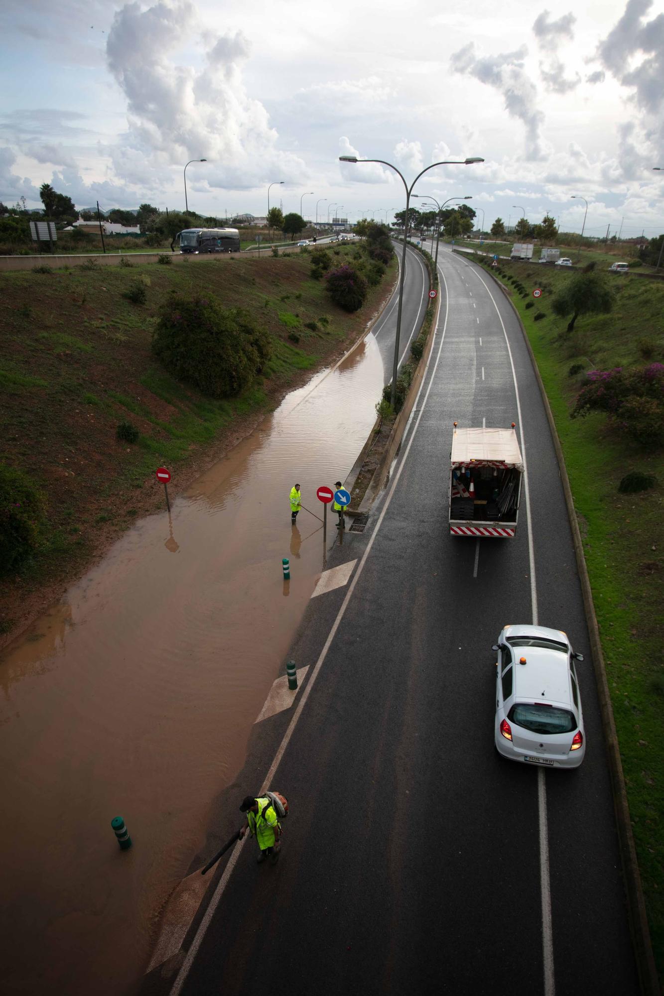 La lluvia de hoy colapsa el tráfico en Ibiza por varias carreteras cortadas