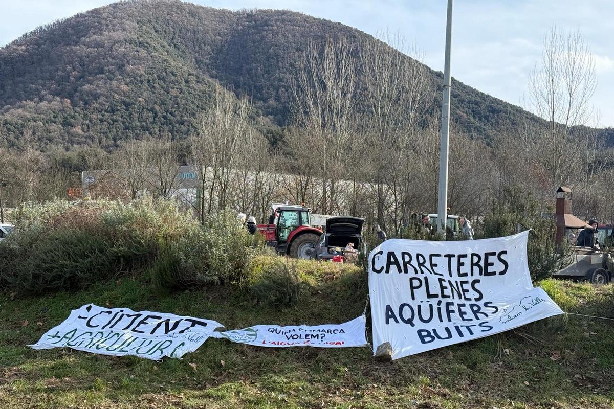 Pancartes en contra de la carretera que es vol projectar a Olot