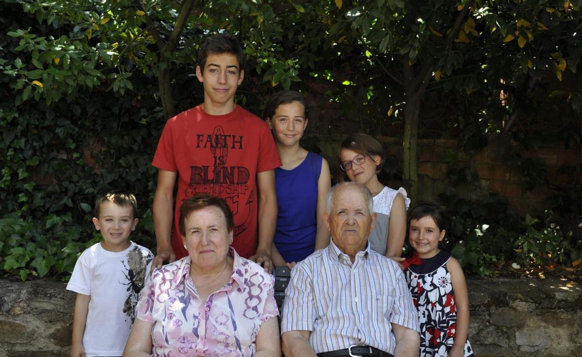 María Fernández Alonso posa con sus nietos en una fotografía para el recuerdo. | CH. S.