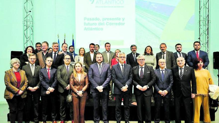 Foto de familia del acto de presentación del Corredor Atlántico, entre los que figuran el secretario de Estado de Transportes, David Lucas; el comisionado, Sebastián Ruiz; el presidente de Asturias, Adrián Barbón; la conselleira de Infraestruturas, Ethel Vázquez; el delegado del Gobierno en Galicia, José Miñones; y el presidente de la patronal gallega, Juan Vieites. |   // EFE