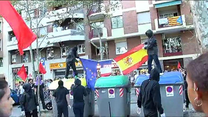 Queman una bandera española en Barcelona