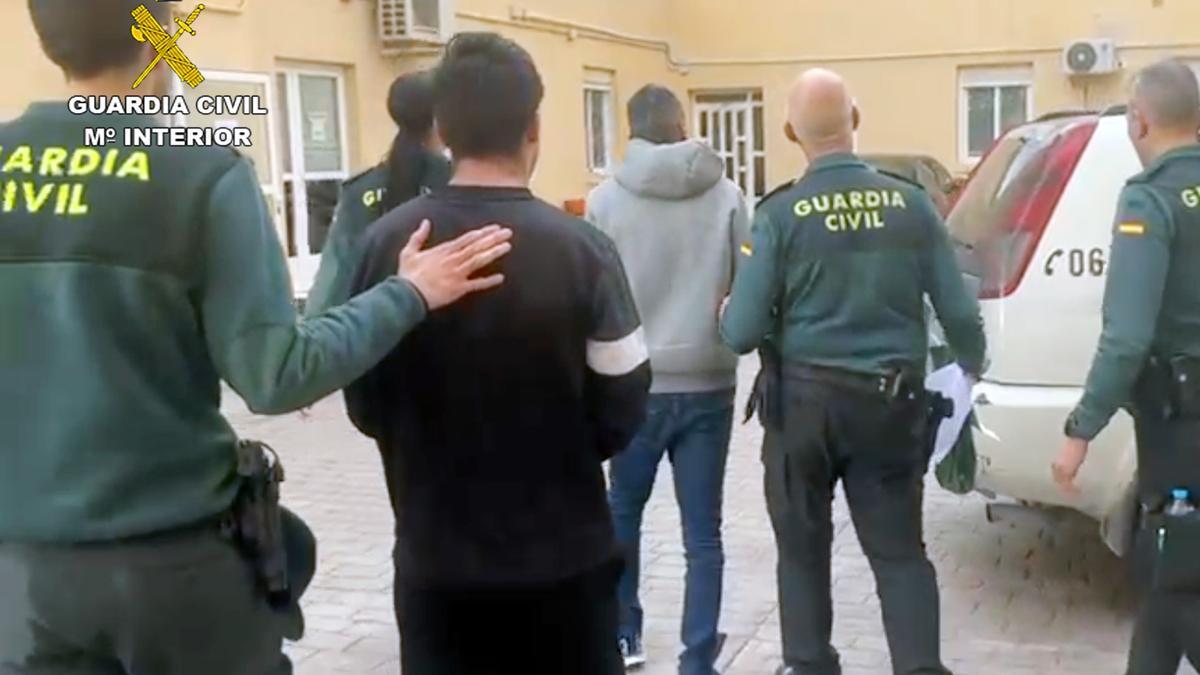 La Guardia Civil detiene a dos violentos delincuentes que asaltaron a un vecino en su domicilio de Bullas.