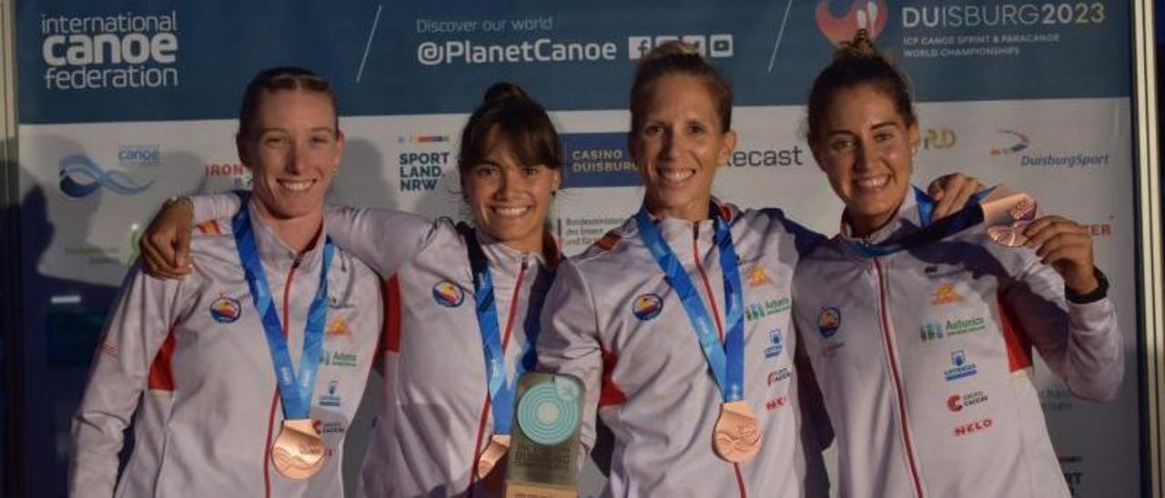 Carolina García, Sara Ouzande, Teresa Portela y Estefanía González, con sus medallas tras ser terceras en el Mundial . | // RFEP