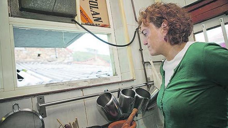 Carmen Morán, ayer, mostrando la ventana por la que los ladrones accedieron a su bar en la madrugada del sábado.