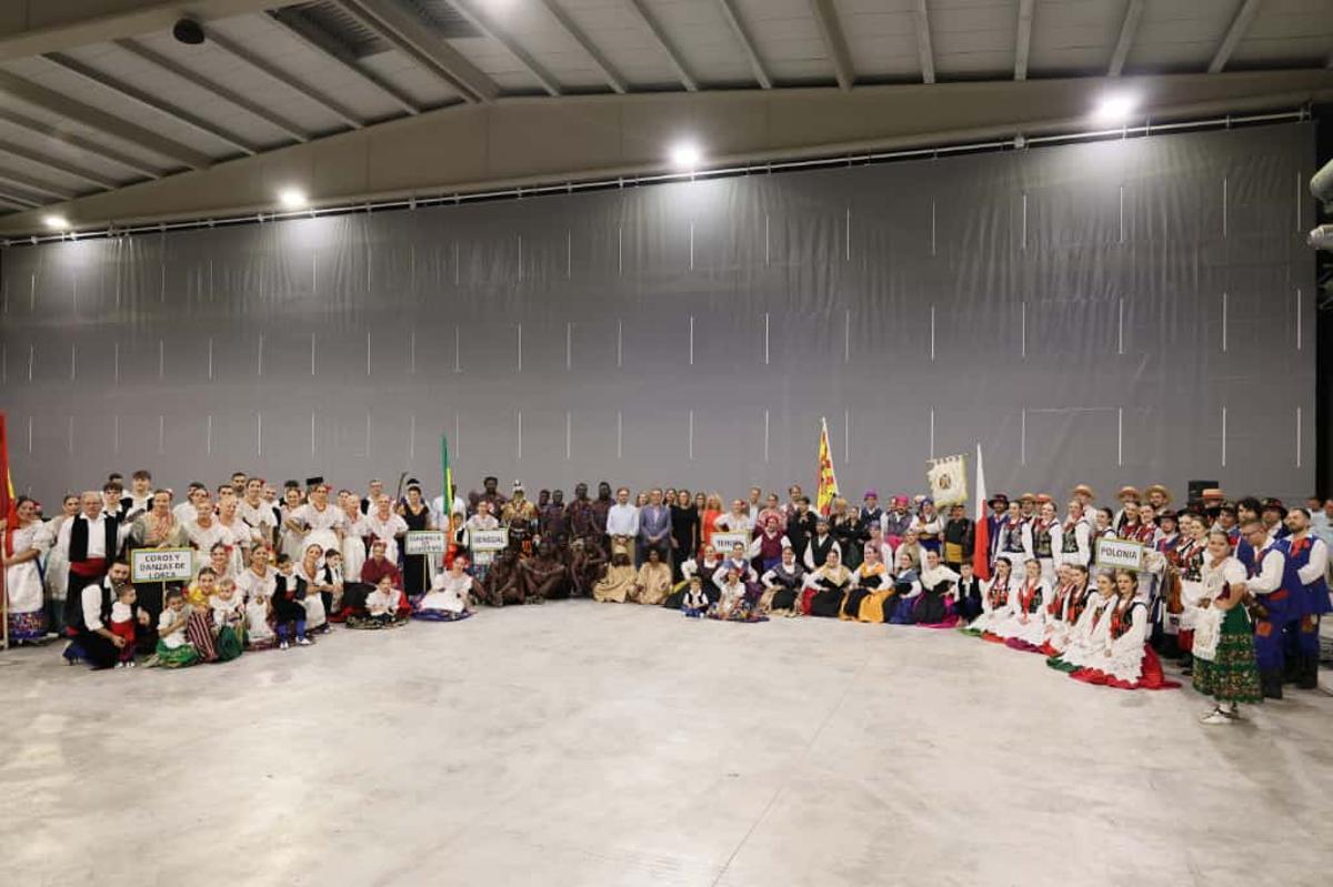 Foto de familia de los grupos participantes en el festival.