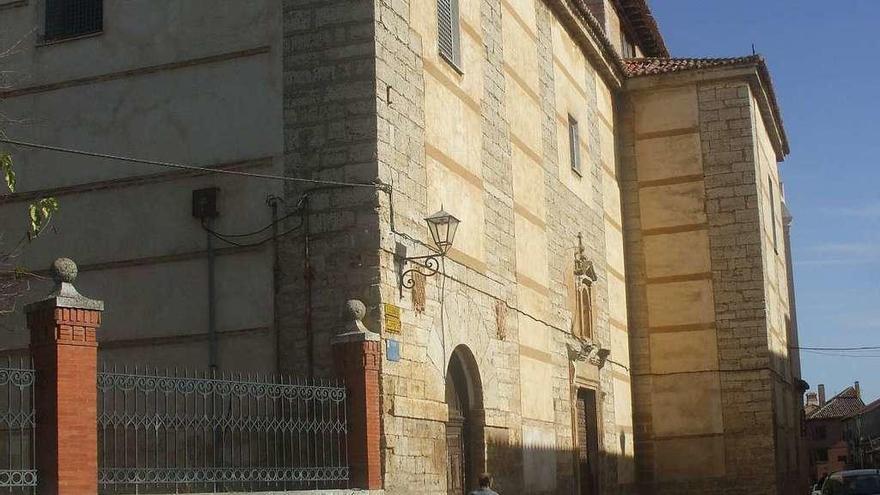 Un vecino pasea junto a la iglesia de la Concepción que se convertirá en un espacio cultural.