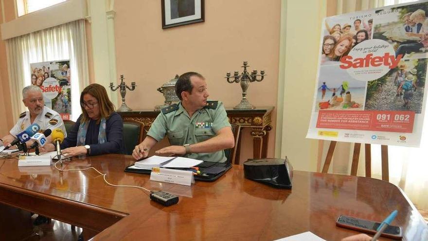 El comisario provincial, Manuel Bouzas, la subdelegada Ana Ortiz y el teniente coronel Touceda en la presentación de este plan. // G. Santos