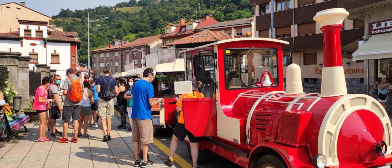 Turistas subiéndose al tren ayer en Cabañaquinta. | LNE