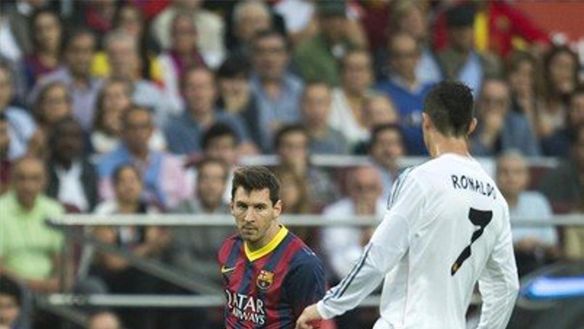 Messi controla la pelota en el clásico del pasado sábado ante Cristiano Ronaldo