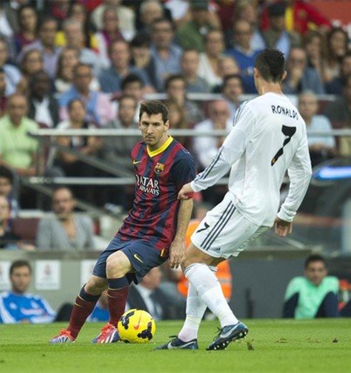 Messi controla la pilota en el clàssic de dissabte passat davant Cristiano Ronaldo.