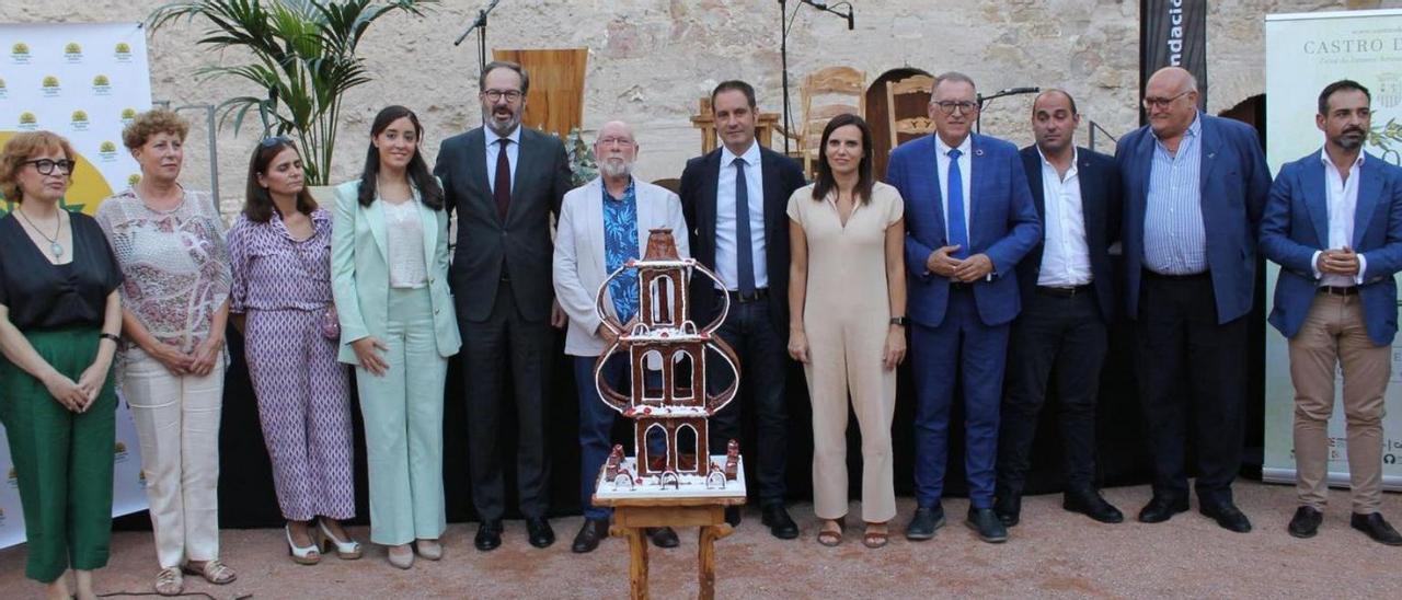 Foto de familia de la inauguración de la feria celebrada en el patio de armas del castillo.