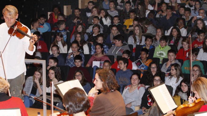 Daniel Müller-Schott durant l&#039;assaig de divendres amb la presència dels escolars gironins.