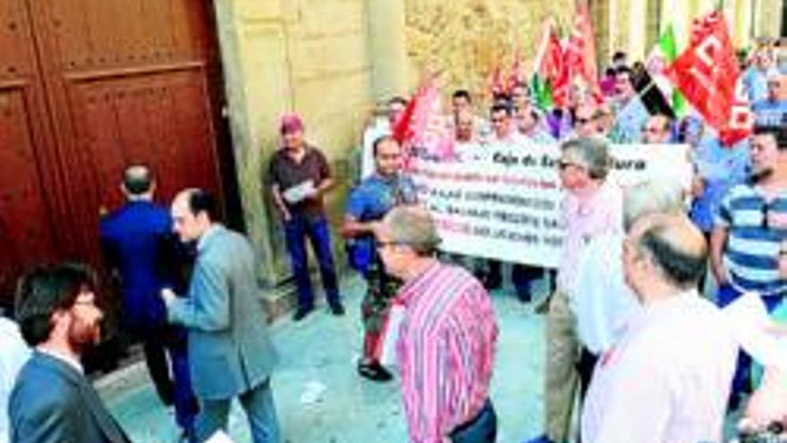 Trabajadores de Liberbank protestan durante la celebración de la asamblea general de la entidad