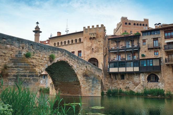 El puente de piedra, el Portal de San Roque y el castillo-palacio de Valderrobres, capital de la comarca de Matarraña y localidad perteneciente a la red de Pueblos más bonitos de España.