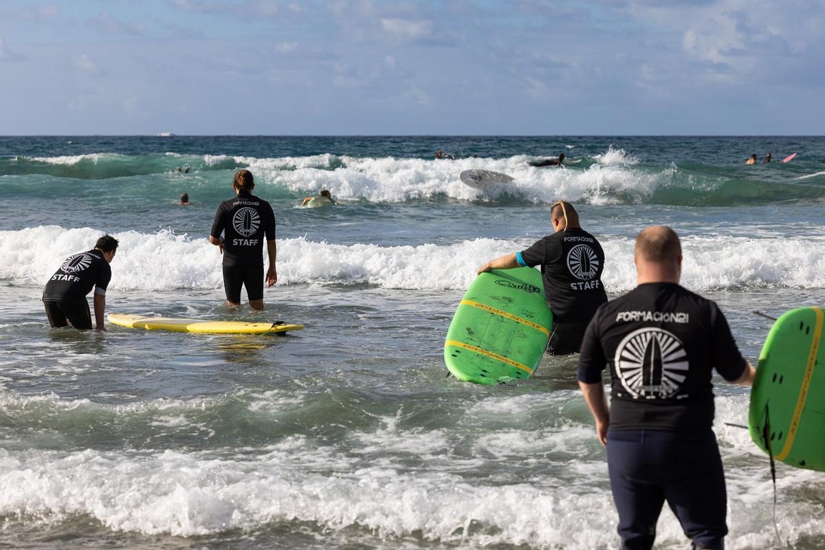 Cuatro jóvenes con síndrome de Down firman su primer contrato en prácticas como instructores de surf.
